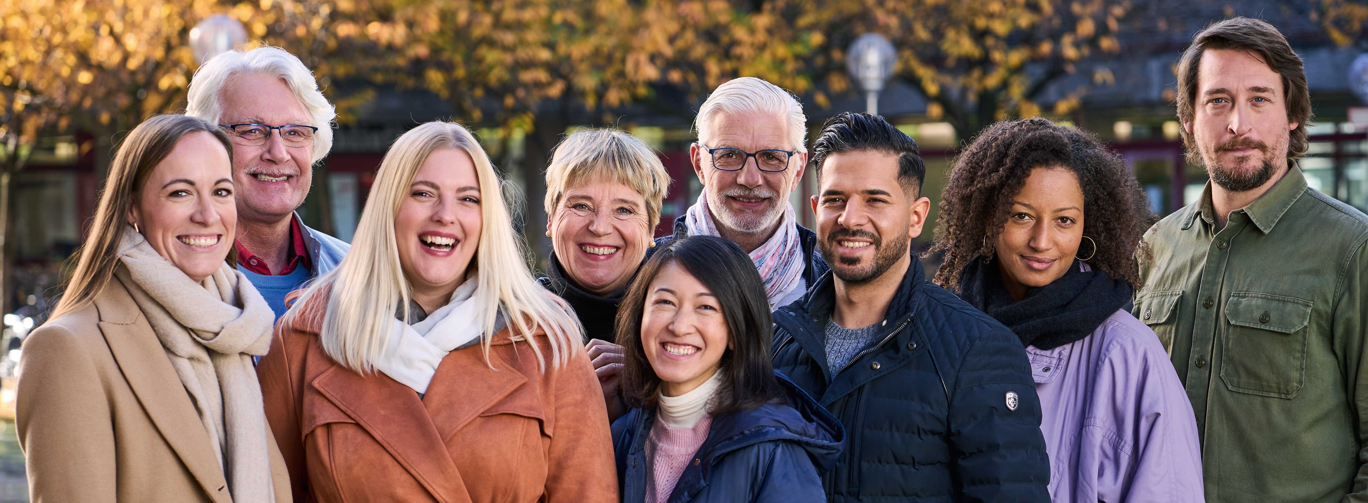 ©DVV Diverse Gruppe blickt lachend in die Kamera