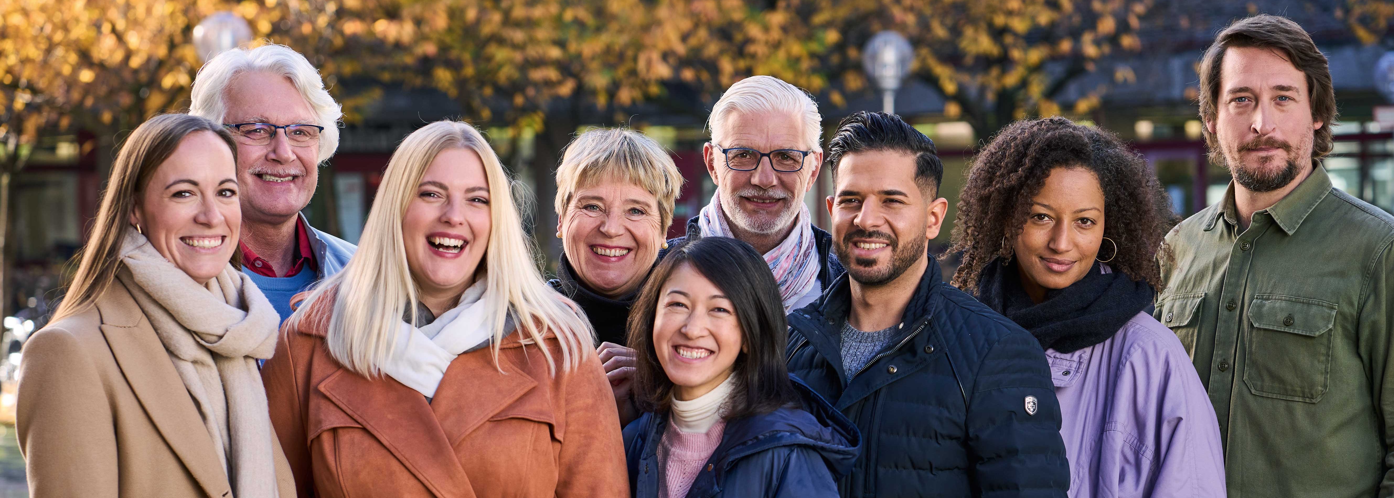 ©DVV Diverse Gruppe blickt lachend in die Kamera