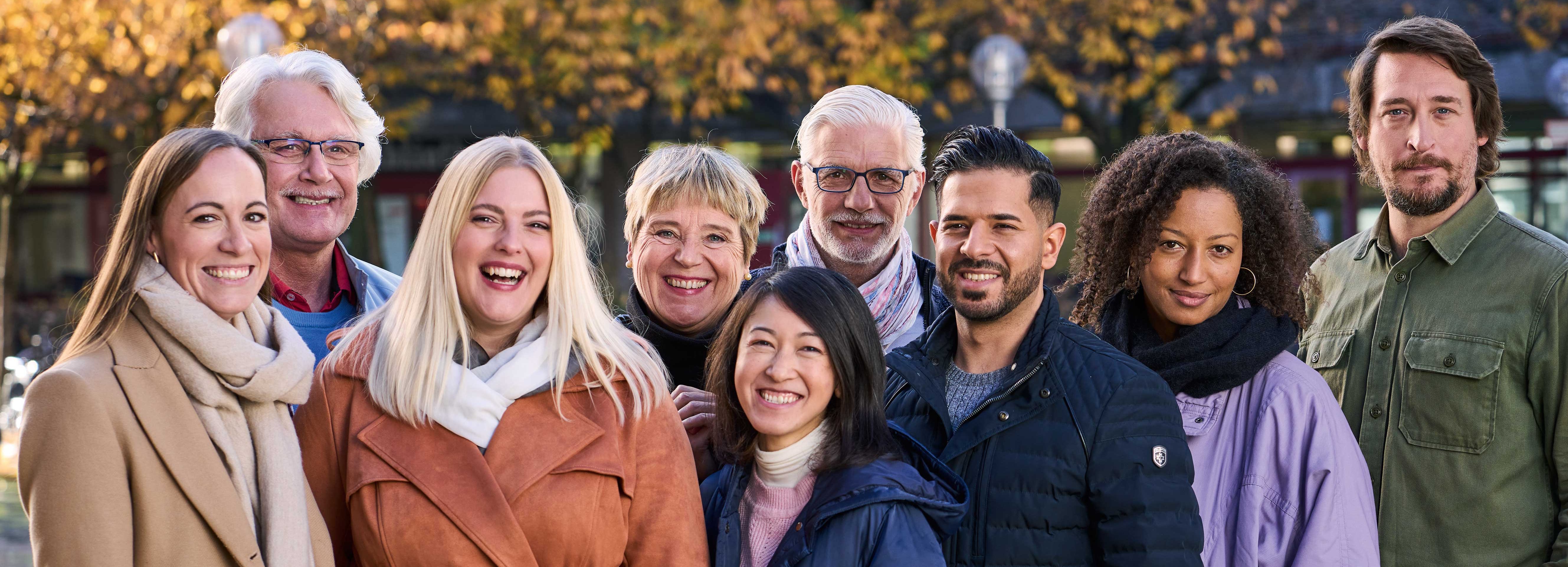 ©DVV Diverse Gruppe blickt lachend in die Kamera