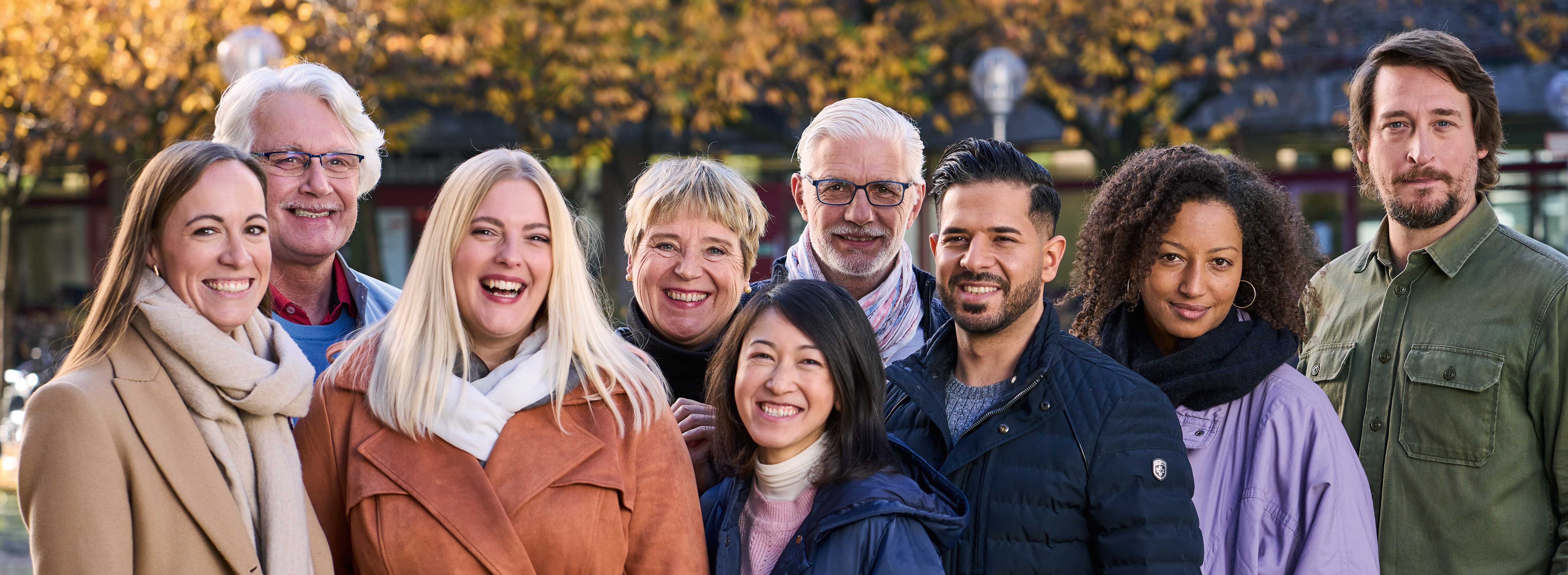 ©DVV Diverse Gruppe blickt lachend in die Kamera