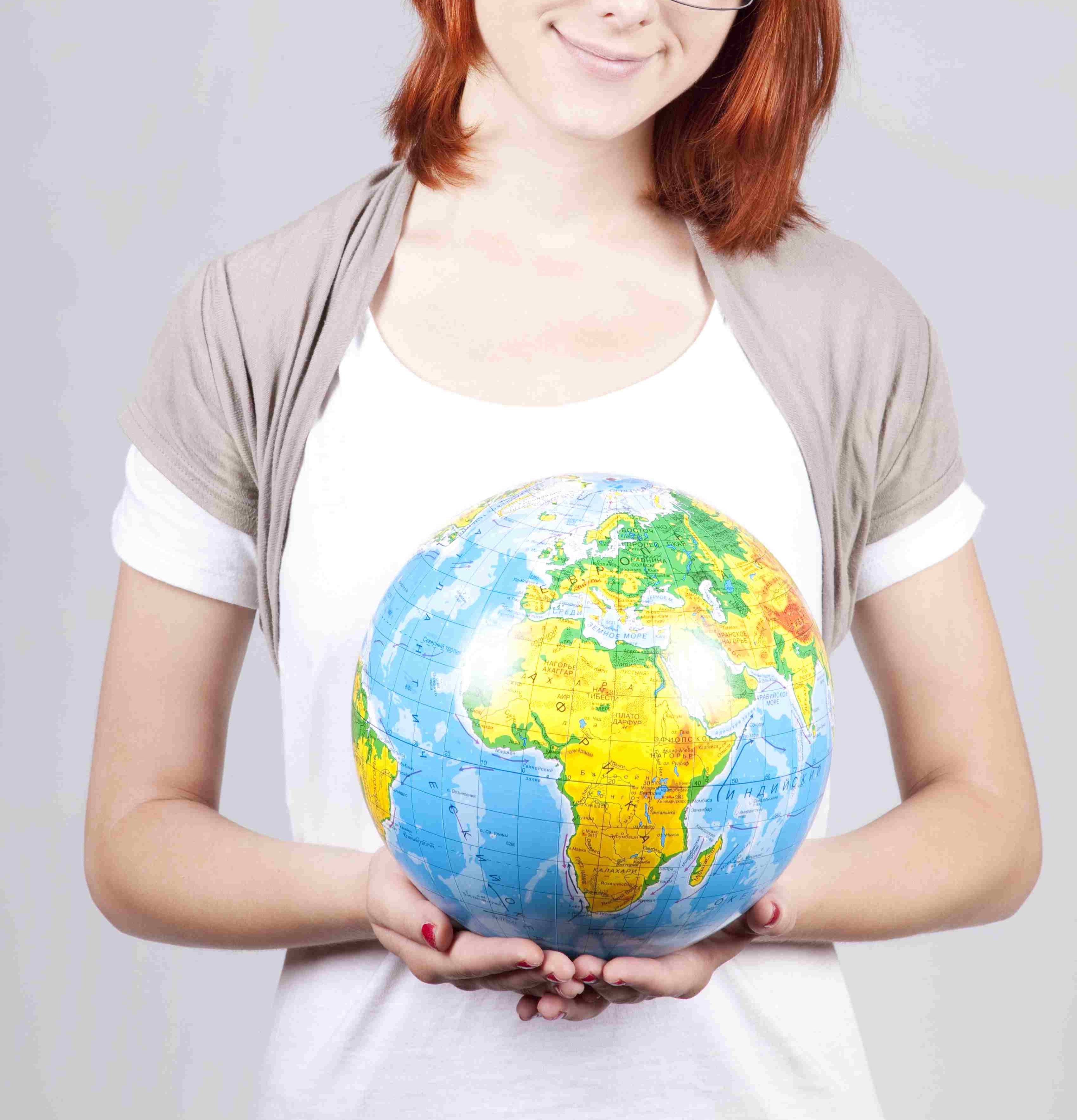 © Shutterstock.com Frau mit Globus in den Händen