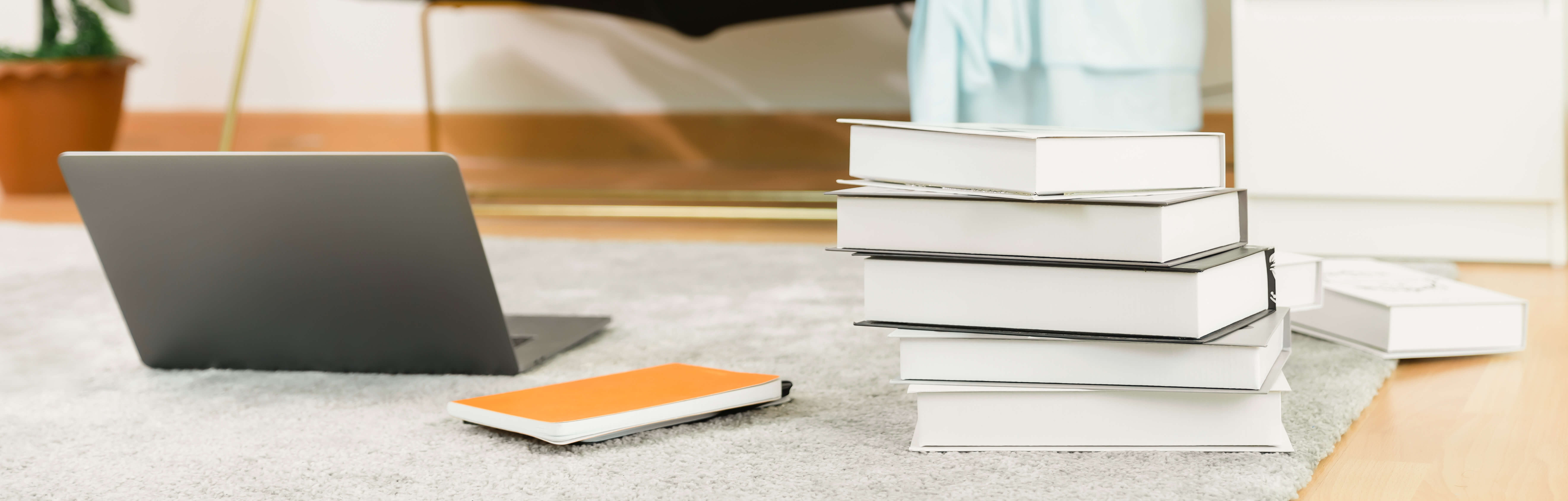 ©Adobe Stock | #373705085, sitthiphong Laptop und Bücher liegen nebeneinander