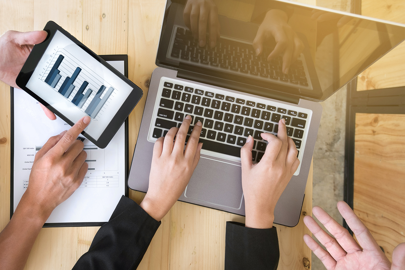 © lizenziert by Ingram Images Laptop und Tablet von oben